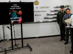 En rueda de prensa en La Paz, el ministro interno de Gobierno, Arturo Murillo, mostró el video donde presuntamente se oye que Evo Morales organiza los bloqueos. AFP/J. Bernal