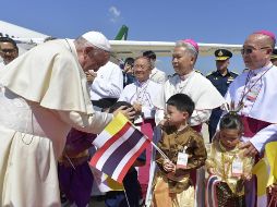 Francisco saluda a niños en el aeropuerto de Bangkok. EFE/EPA/Vatican Media