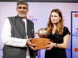 Luisa-Marie Neubauer recibe el galardón de manos del activista por los derechos de los niños, Kailash Satyarthi, ante la ausencia de Thunberg. EFE/M. Ser Wall