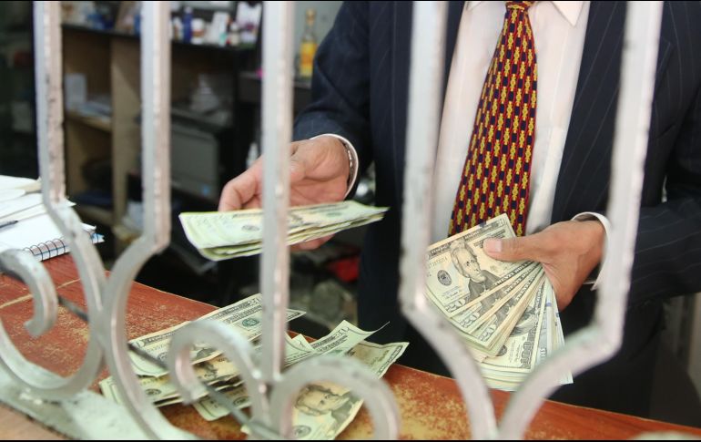 La moneda se adquirió en un mínimo de 18.78 pesos en sucursales capitalinas. EL INFORMADOR/ARCHIVO