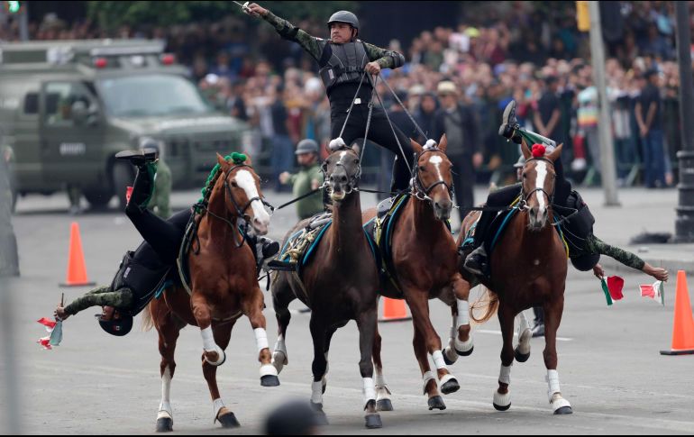 Durante 135 minutos, miles de personas disfrutaron la actuación de cerca de dos mil 700 jinetes. SUN/I. Stephens