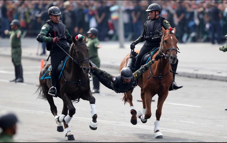 Durante 135 minutos, miles de personas disfrutaron la actuación de cerca de dos mil 700 jinetes. SUN/I. Stephens