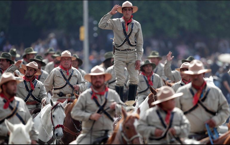 Durante 135 minutos, miles de personas disfrutaron la actuación de cerca de dos mil 700 jinetes. SUN/I. Stephens
