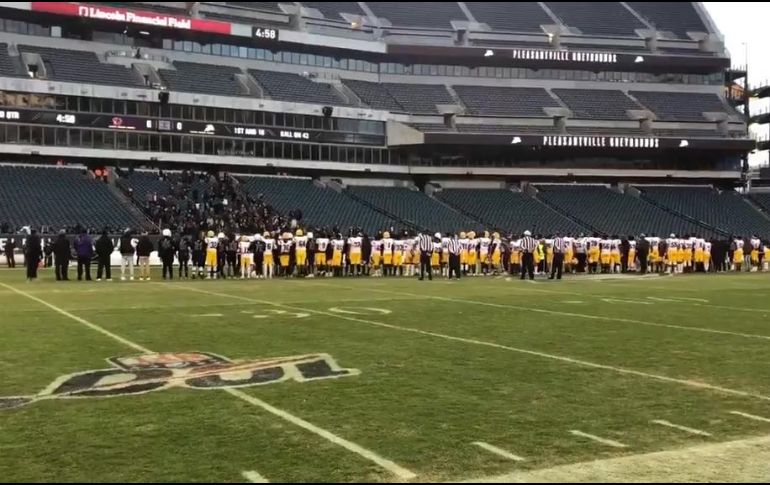Los equipos de Pleasantville y Camden guardan un minuto de silencio en honor a Tennant. TWITTER/CAPTURA DE VIDEO