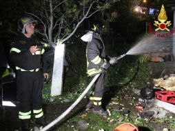 Bomberos trabajan en la extinción de las llamas; no descartan que el número de víctimas aumente. EFE/Bomberos de Italia