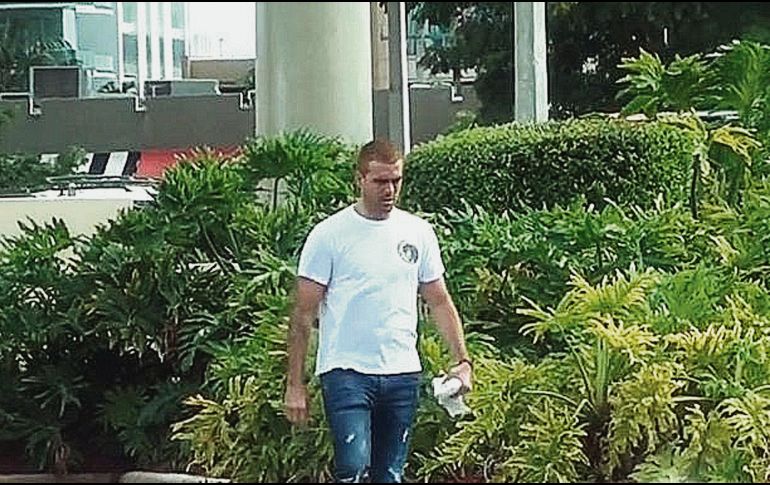 El histrión mexicano fue captado en las calles de Miami. ESPECIAL