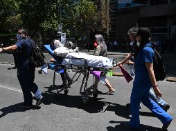 Manifestantes marchan con un maniquí simulando a un herido. AFP/J. Ordóñez