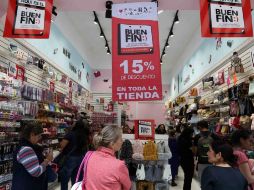Informan que 63% de los consumidores realizaron sus pagos en efectivo, mientras que el 36% con tarjetas de débito y crédito. SUN / ARCHIVO