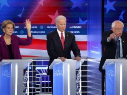 Elizabeth Warren (i a d), Joe Biden y Bernie Sanders participan en el quinto debate de las primarias demócratas, realizado en Atlanta. AFP/A. Wong