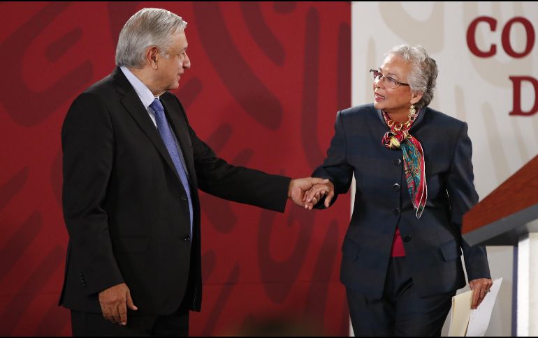 Al ser cuestionada sobre el anuncio que hizo el Presidente López Obrador de enviar una terna exclusiva de mujeres para ocupar la vacante de ministro en la Suprema Corte, Sánchez Cordero celebra la decisión. EFE / J. Méndez