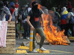 Grupos de manifestantes se enfrentan a la policía y al Escuadrón Móvil Antidisturbios (ESMAD), durante el Paro Nacional este jueves, en Bogotá. EFE/E. Guzmán