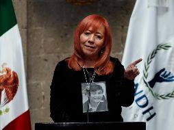 Rosario Piedra Ibarra llevaba una fotografía colgada al cuello de su hermano, Jesús Piedra, un caso emblemático de desaparición forzada. AP/M. Ugart