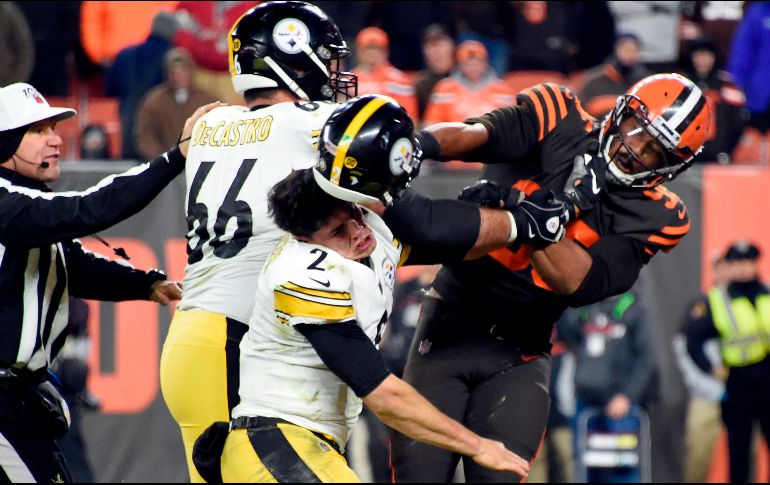 Myles Garret propinó un golpe con el casco directamente a la cabeza del pasador Mason Rudolph. AFP / ARCHIVO