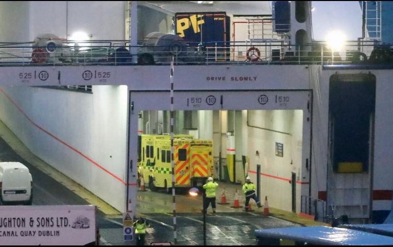 Los migrantes fueron llevados al lobby y revisados de forma preventiva por un médico, el cual determinó que los viajeros se encontraban estables. AP/N. Carson