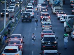 Unos 15 vendedores ambulantes ofrecen su mercancía a los automovilistas que se atoran en el tráfico causado por las obras. EL INFORMADOR/F. Atilano