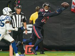 DeAndre Hopkins atrapa el balón para conseguir uno de sus dos touchdowns de la noche. AP