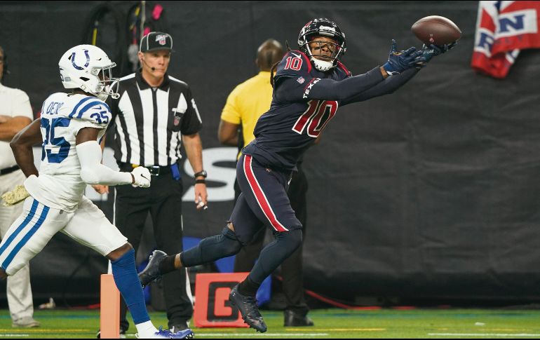 DeAndre Hopkins atrapa el balón para conseguir uno de sus dos touchdowns de la noche. AP