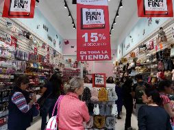 Siete de cada 10 compradores revisaron precios y condiciones antes de comprar. SUN/Archivo