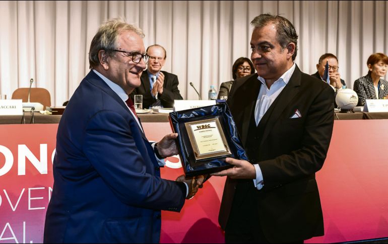 Salvador Quirarte (derecha) recibe el reconocimiento a nombre de Charros. @charrosbeisbol