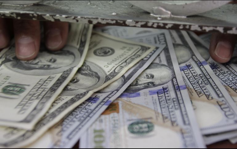 La divisa estadounidense se adquiere en un mínimo de 18.25 pesos en bancos capitalinos. EL INFORMADOR / ARCHIVO