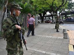 Elementos del Ejército vigilan las calles de Cali este viernes. AFP/L. Robayo