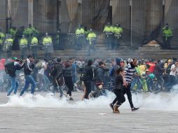 Manifestantes rodean una nube de gas lacrimógeno en la Plaza de Bolívar durante el desarrollo del denominado Paro Nacional, en Bogotá. EFE/M. Dueñas