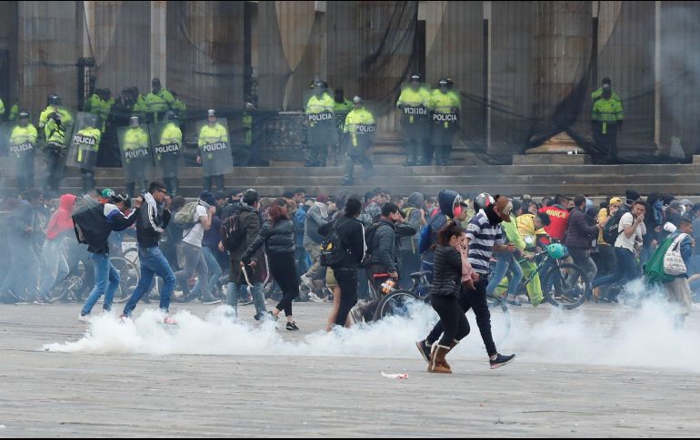 Manifestantes rodean una nube de gas lacrimógeno en la Plaza de Bolívar durante el desarrollo del denominado Paro Nacional, en Bogotá. EFE/M. Dueñas