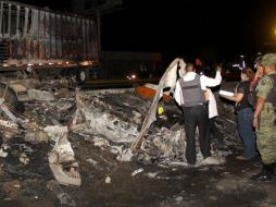 El accidente fue provocado porque supuestamente la pipa invadió el carril contrario; el presunto responsable escapó. NTX/ARCHIVO