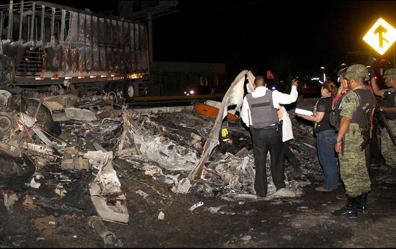 El accidente fue provocado porque supuestamente la pipa invadió el carril contrario; el presunto responsable escapó. NTX/ARCHIVO