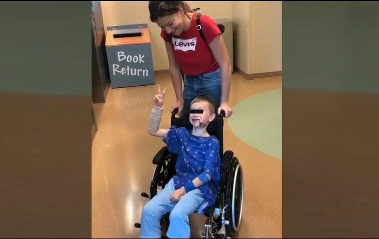 Cody, de ocho años y sobreviviente a la agresión contra miembros de la familia LeBarón, fue dado de alta ayer en Phoenix, Arizona. ESPECIAL