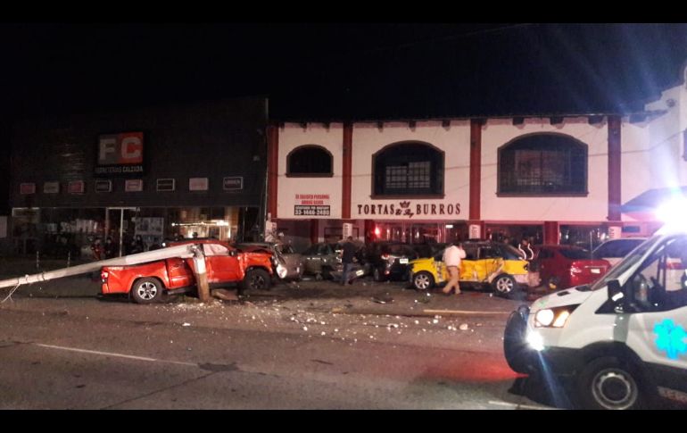 Bomberos municipales explican que si los vehículos no hubieran estado estacionados fuera del restaurante, el vehículo habría ingresado al local y los daños, podrían haber sido mayores. ESPECIAL/ Bomberos de Zapopan