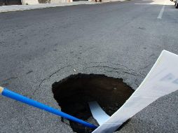 Vecinos colocaron un palo de escoba para advertir sobre el profundo hoyo. EL INFORMADOR