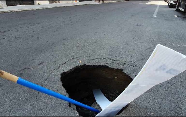Vecinos colocaron un palo de escoba para advertir sobre el profundo hoyo. EL INFORMADOR