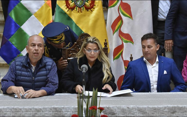 La presidenta interina de Bolivia, Jeanine Áñez (c), se prepara para pronunciar un discurso rodeada de miembros de su gabinete, en el Palacio de Gobierno en La Paz. EFE