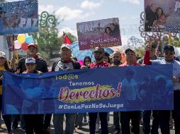 Decenas de simpatizantes del gobierno del presidente de Nicaragua, Daniel Ortega, participan en la marcha 