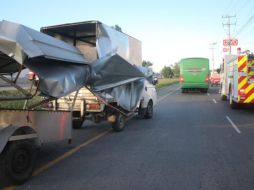 La camioneta remolcaba un puesto semifijo de alimento, el cual quedó destrozado. ESPECIAL/Bomberos de Zapopan