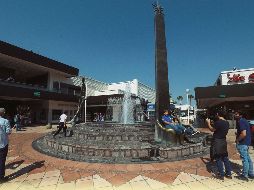 Los Magos del Sol. Dan la bienvenida desde el inicio de este milenio a quienes visitan Plaza del Sol. EL INFORMADOR / G. Gallo
