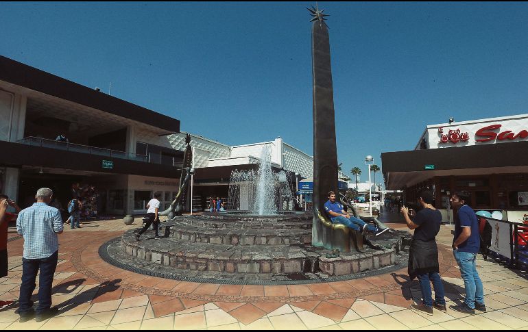 Los Magos del Sol. Dan la bienvenida desde el inicio de este milenio a quienes visitan Plaza del Sol. EL INFORMADOR / G. Gallo