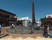Los Magos del Sol. Dan la bienvenida desde el inicio de este milenio a quienes visitan Plaza del Sol. EL INFORMADOR / G. Gallo
