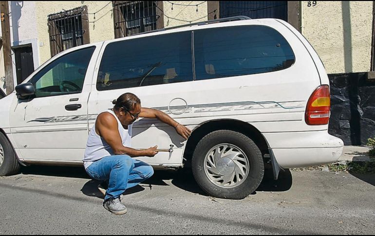 Don Marcelino inició su oficio como martillero a los 13 años; hoy tiene 52 de experiencia. EL INFORMADOR / S. Blanco