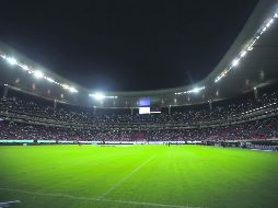 Los aficionados fueron partícipes al inundar de luces blancas las tribunas del Estadio Akron. EL INFORMADOR / F. Atilano
