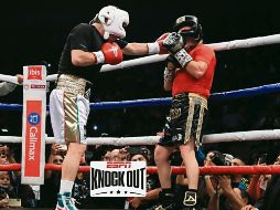 Julio César Chávez conecta de izquierda el rostro de Jorge Arce. ESPECIAL