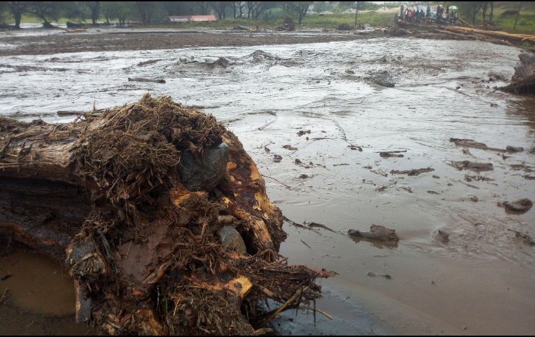 En los últimos dos meses, constantes lluvias torrenciales, deslizamientos de tierra e inundaciones, sobre todo, han causado la muerte de al menos 48 personas y afectado a otras 144 mil en Kenia. EFE /