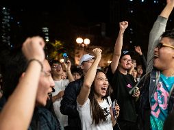 Simpatizantes de candidatos pro democracia celebran en Hong Kong tras la derrota del legislador en funciones Junius Ho. AFP/P. Fong