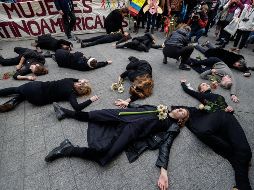 Mujeres representan a las víctimas de la violencia de género durante la protesta de hoy en la capital belga. EFE/S. Lecocq