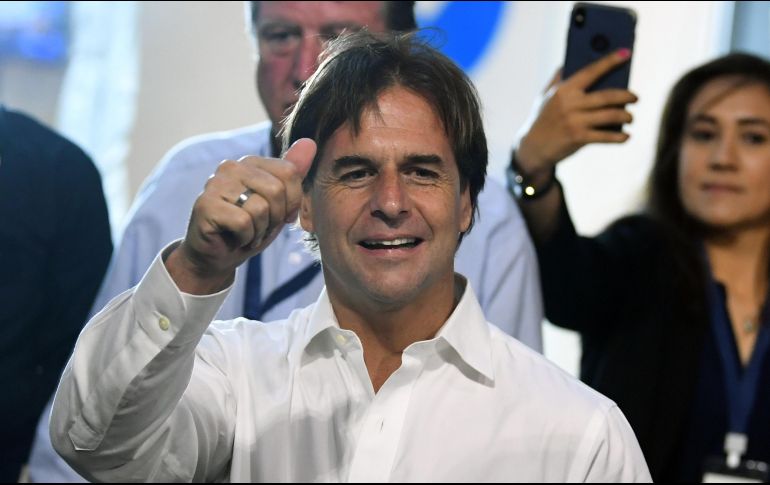 Luis Lacalle Pou señala desde la sede del Partido Nacional, donde espera los resultados oficiales de la segunda vuelta de las elecciones, en Montevideo. AFP/P. Porciuncula