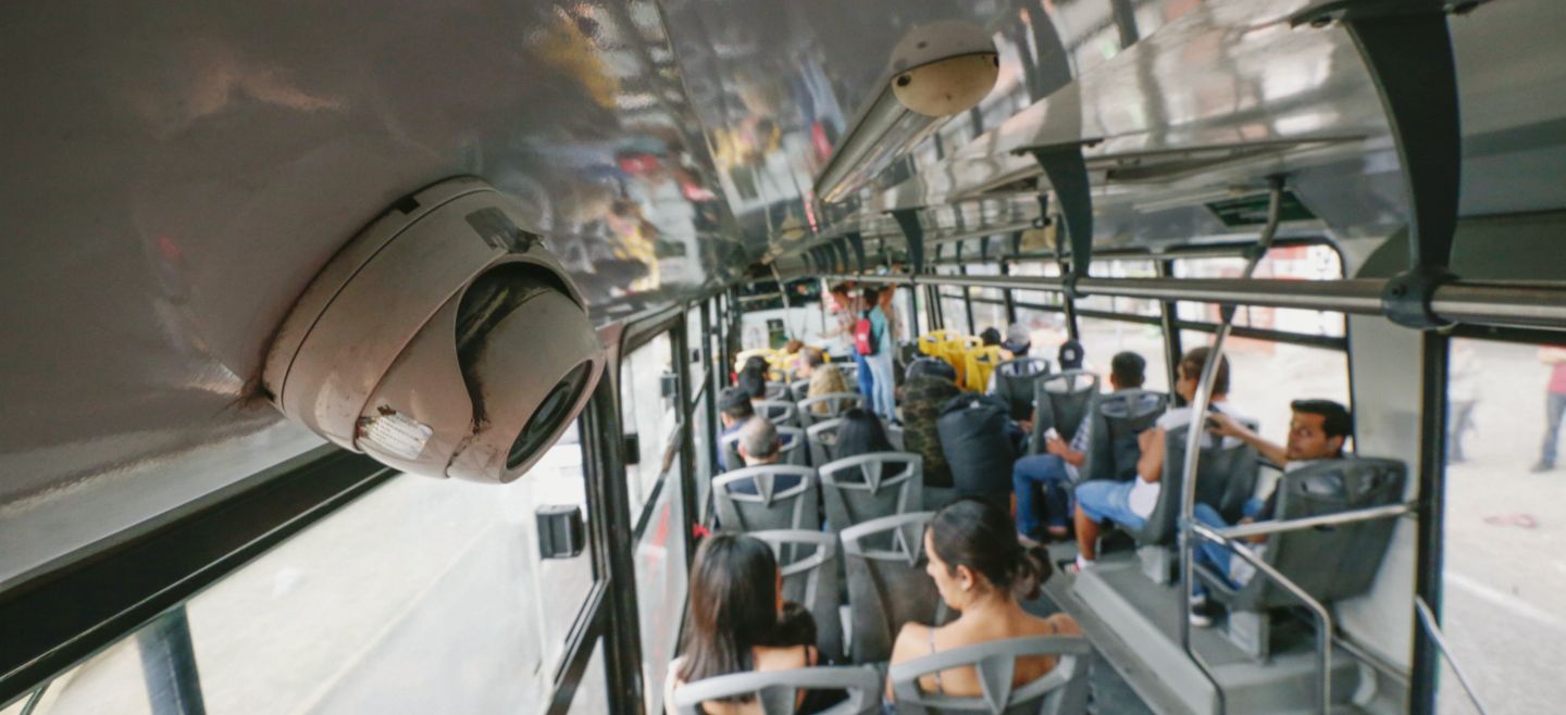 Expertos piden sistemas de videovigilancia en el transporte público con la intención de que el monitoreo disminuya los robos. EL INFORMADOR / F. Atilano