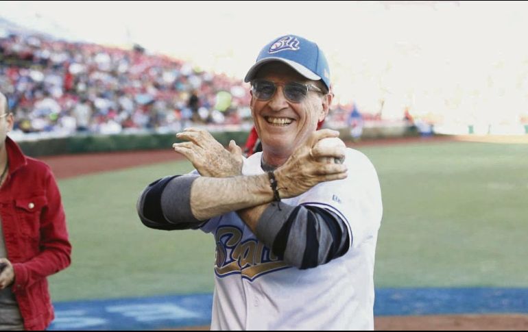 El cantante realizó el lanzamiento inicial del partido. EL INFORMADOR