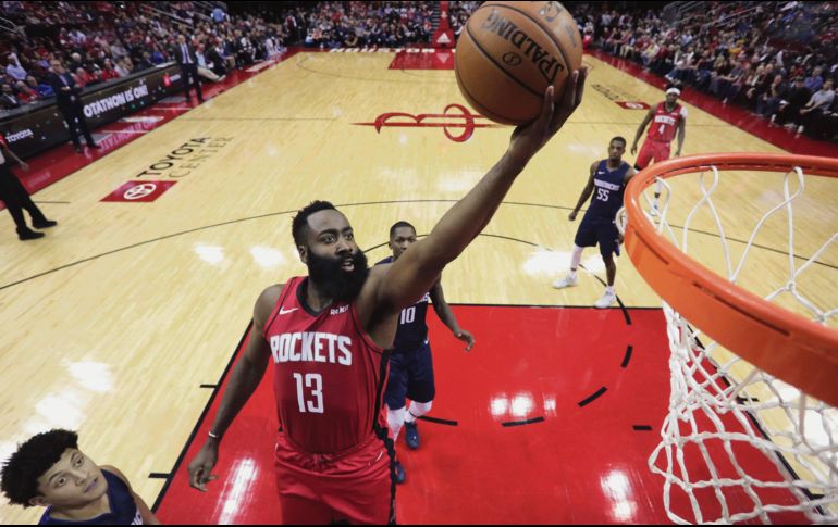 James Harden aportó 32 puntos. AP