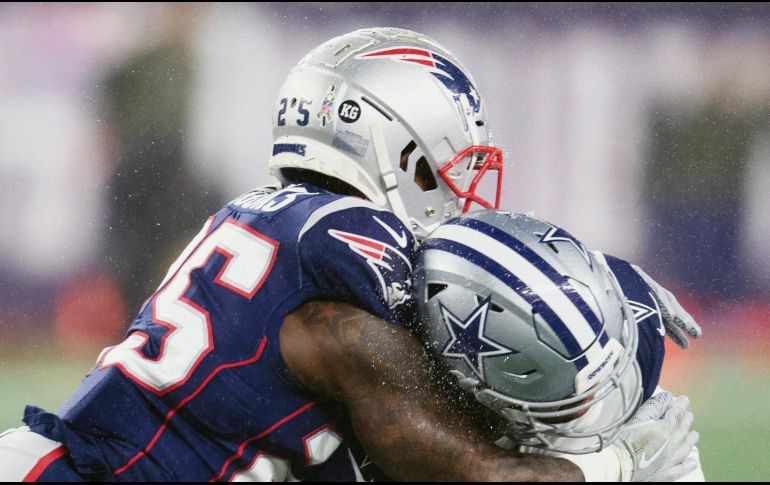 La defensiva de los Patriots no le permitió gran cosa a Dak Prescott (#4) y compañía. EFE